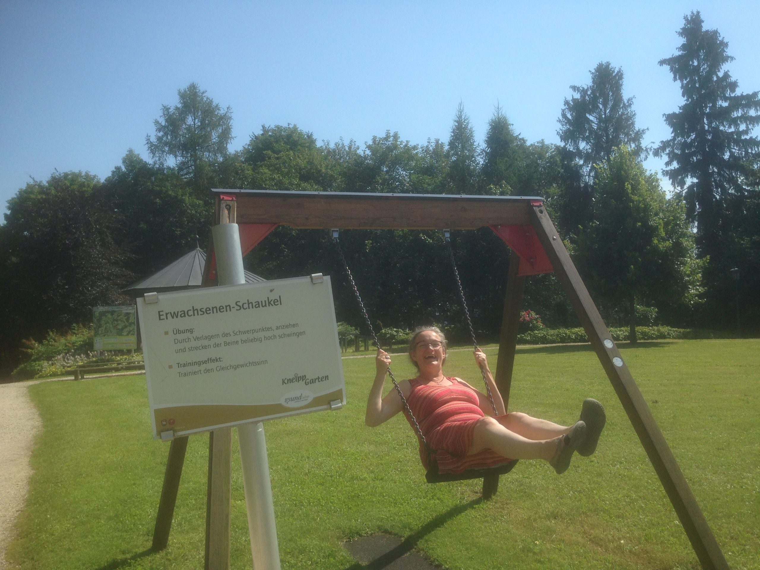 Susanne auf der Erwachsenenschaukel in Bad Kreuzen