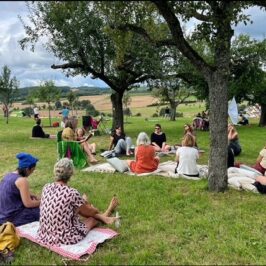 Lesung auf der Streuobstwiese im Odenwald am Frauen Genuss Tag