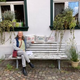 Auf der Bank sitzend in Seligenstadt