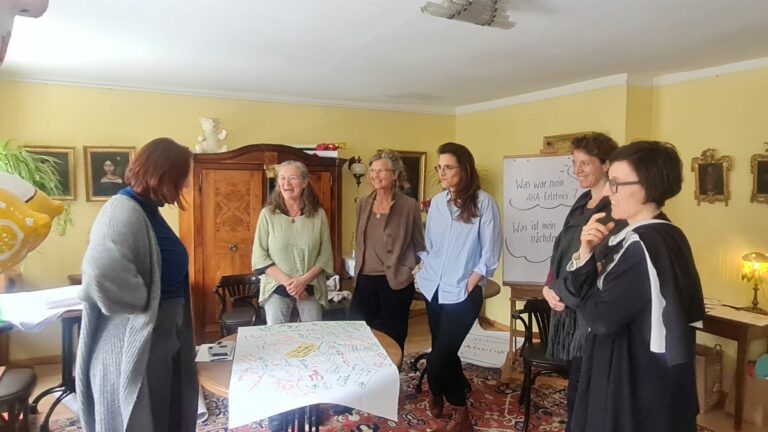 susanne lernt Art of Hosting in einer gruppe