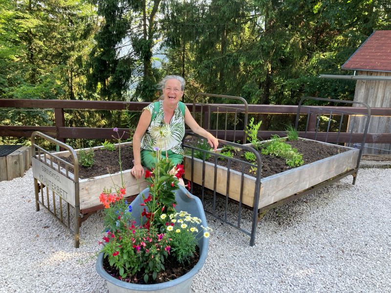 Susanne auf dem Kräuterbeet am Siriuskogel in Bad Ischl