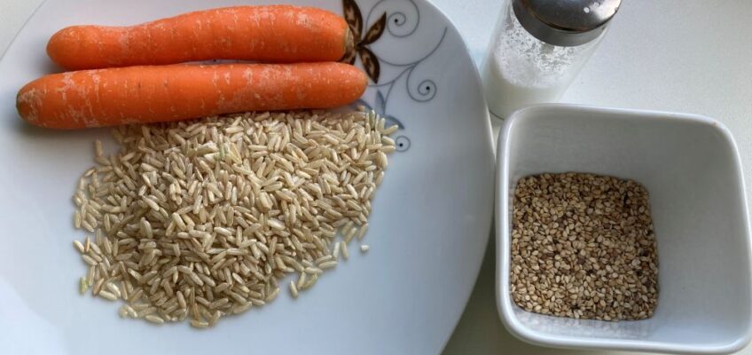 Reis, Karotten, Sesamsamen und Salz für die Reissuppe
