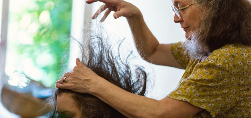 Susanne berührt die Haare einer Kundin